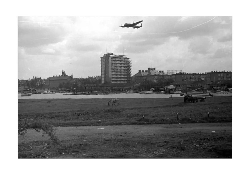 Voedselpakketen boven de Kralingse Plas - 1945