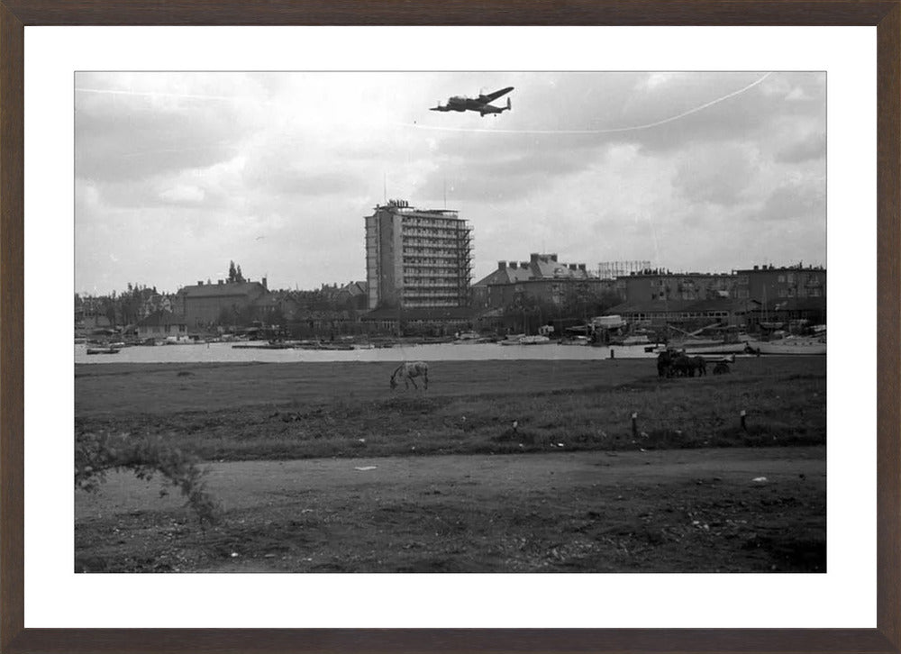 Voedselpakketen boven de Kralingse Plas - 1945