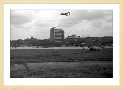 Voedselpakketen boven de Kralingse Plas - 1945