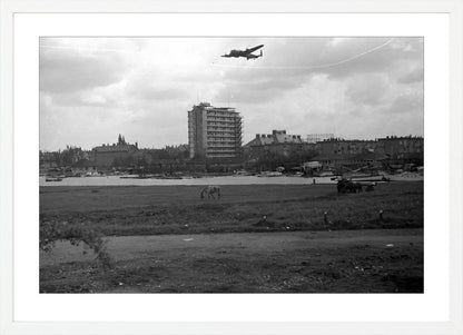 Voedselpakketen boven de Kralingse Plas - 1945