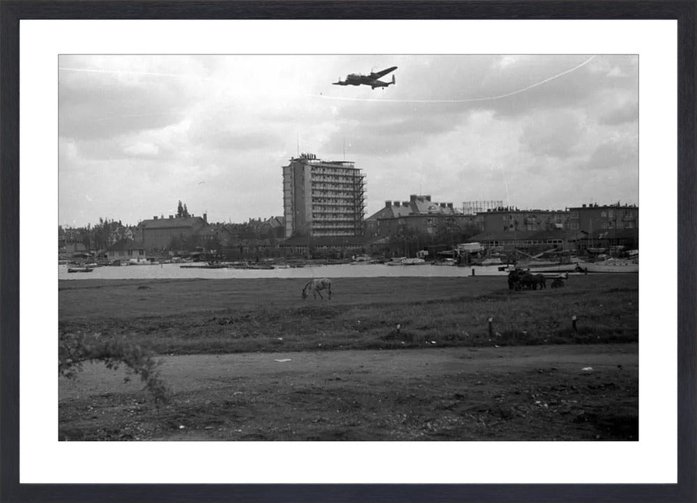 Voedselpakketen boven de Kralingse Plas - 1945