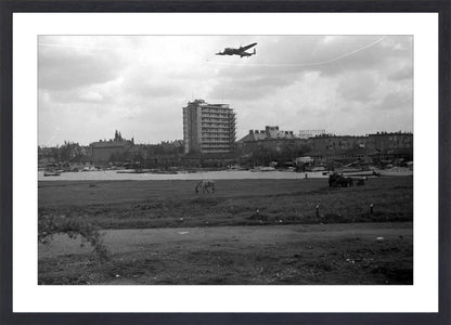 Voedselpakketen boven de Kralingse Plas - 1945
