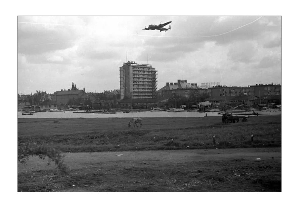 Voedselpakketen boven de Kralingse Plas - 1945
