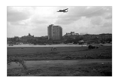Voedselpakketen boven de Kralingse Plas - 1945