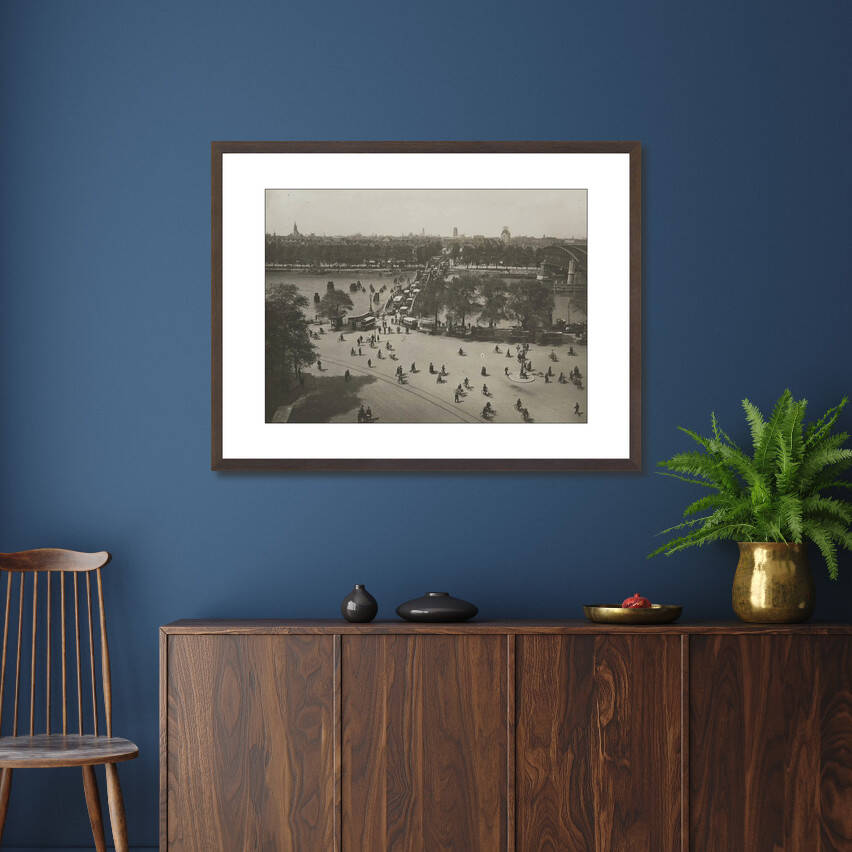 Historische foto van de spits op de Koninginnebrug rond 1920 – donkerbruine wissellijst in woonkamer