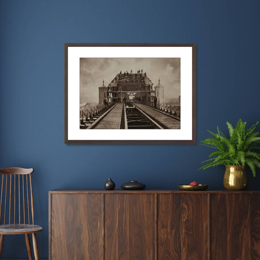Historische foto van bruggenbouwers op de Koningsbrug in 1876 – donkerbruine wissellijst in woonkamer