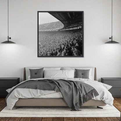 Historische foto van supporters in De Kuip rond 1962 – canvas zwarte baklijst in slaapkamer