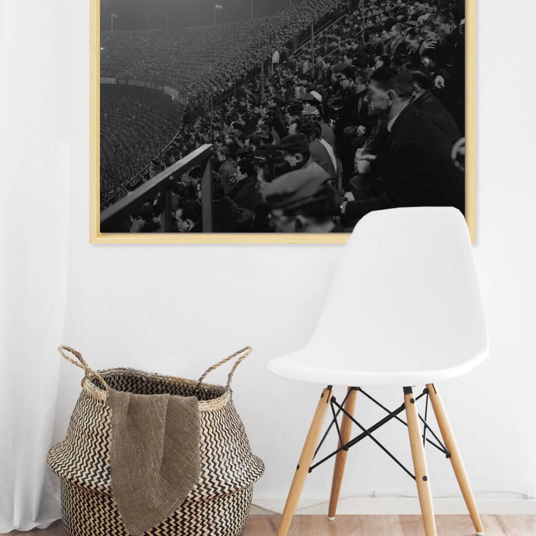Historische foto van supporters in een nachtelijke Kuip rond 1963 – canvas naturel baklijst in keuken