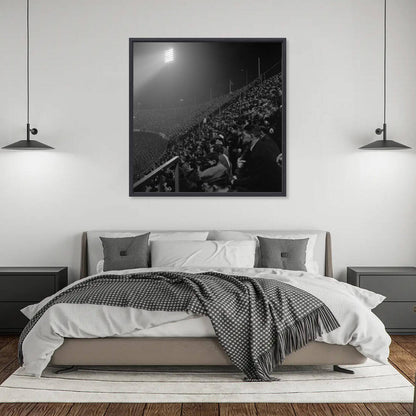 Historische foto van supporters in een nachtelijke Kuip rond 1963 – canvas zwarte baklijst in slaapkamer