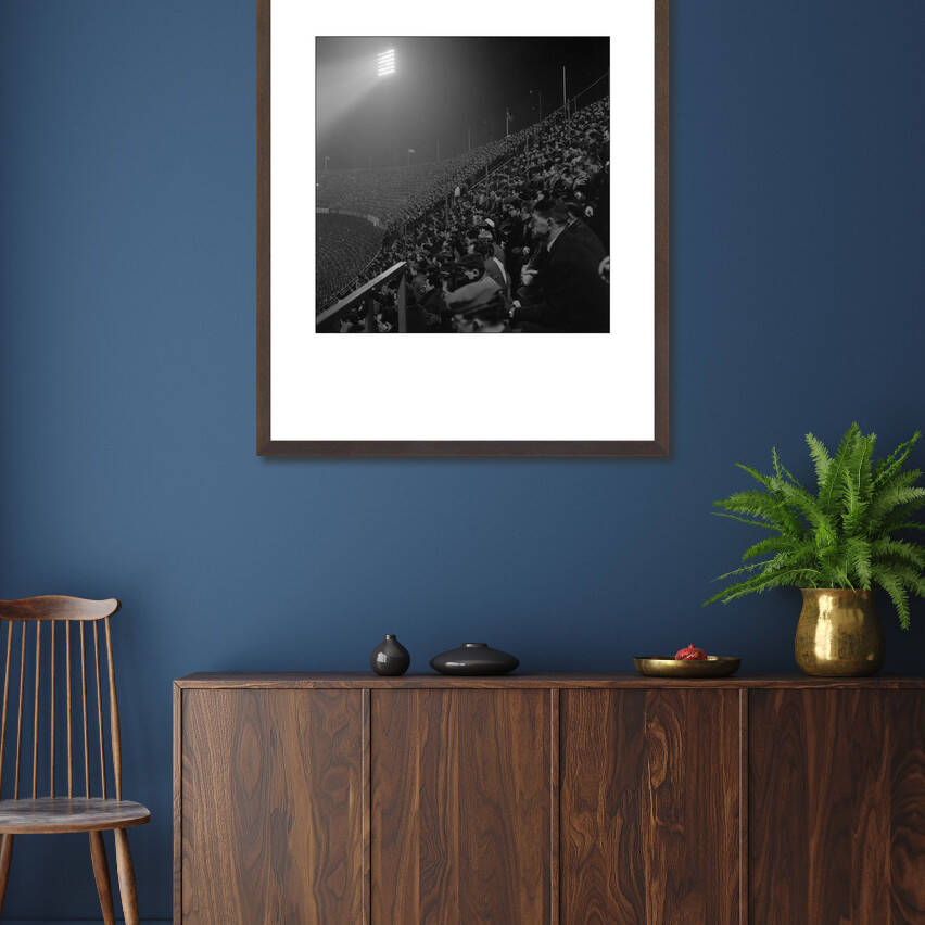 Historische foto van supporters in een nachtelijke Kuip rond 1963 – donkerbruine wissellijst in woonkamer