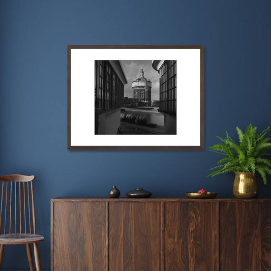 Historische foto van een watertoren rond 1966 – canvas zwarte baklijst in slaapkamer