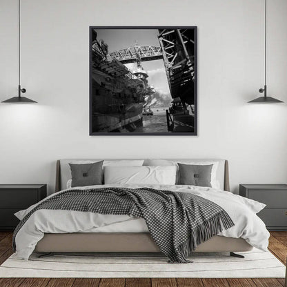 Historische foto van een vliegdekschip langs De Hef in 1947 – canvas zwarte baklijst in slaapkamer