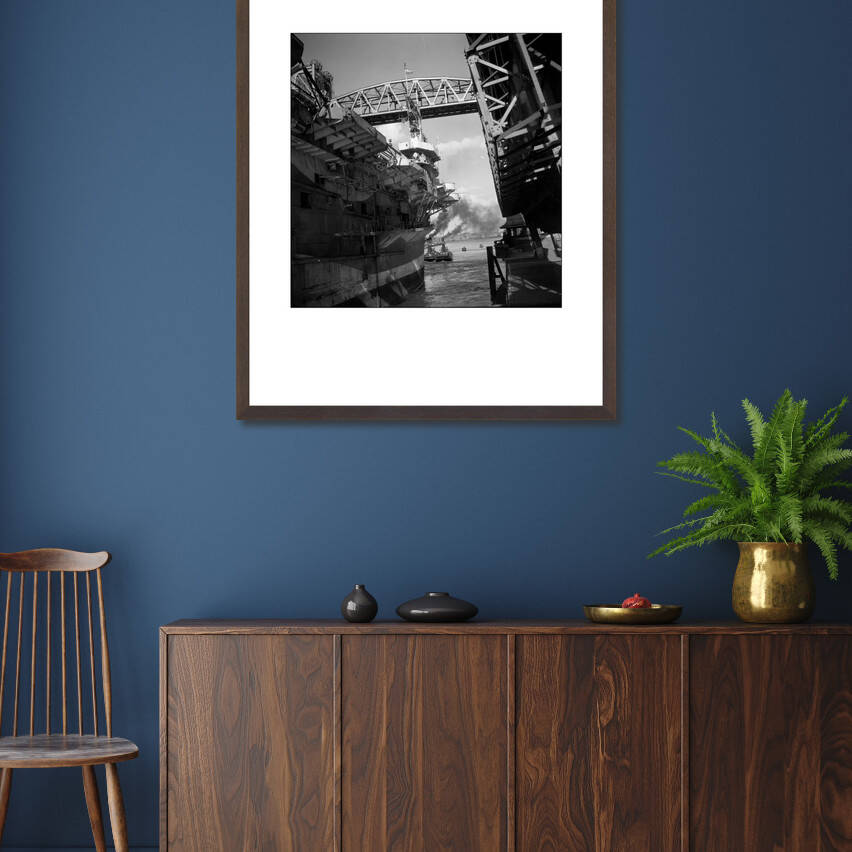 Historische foto van een vliegdekschip langs De Hef in 1947 – donkerbruine wissellijst in woonkamer