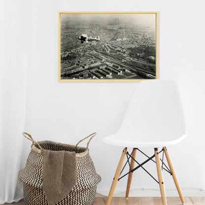 Historische foto van een vliegenier boven het centrum rond 1923 – canvas zonder lijst in leeshoek