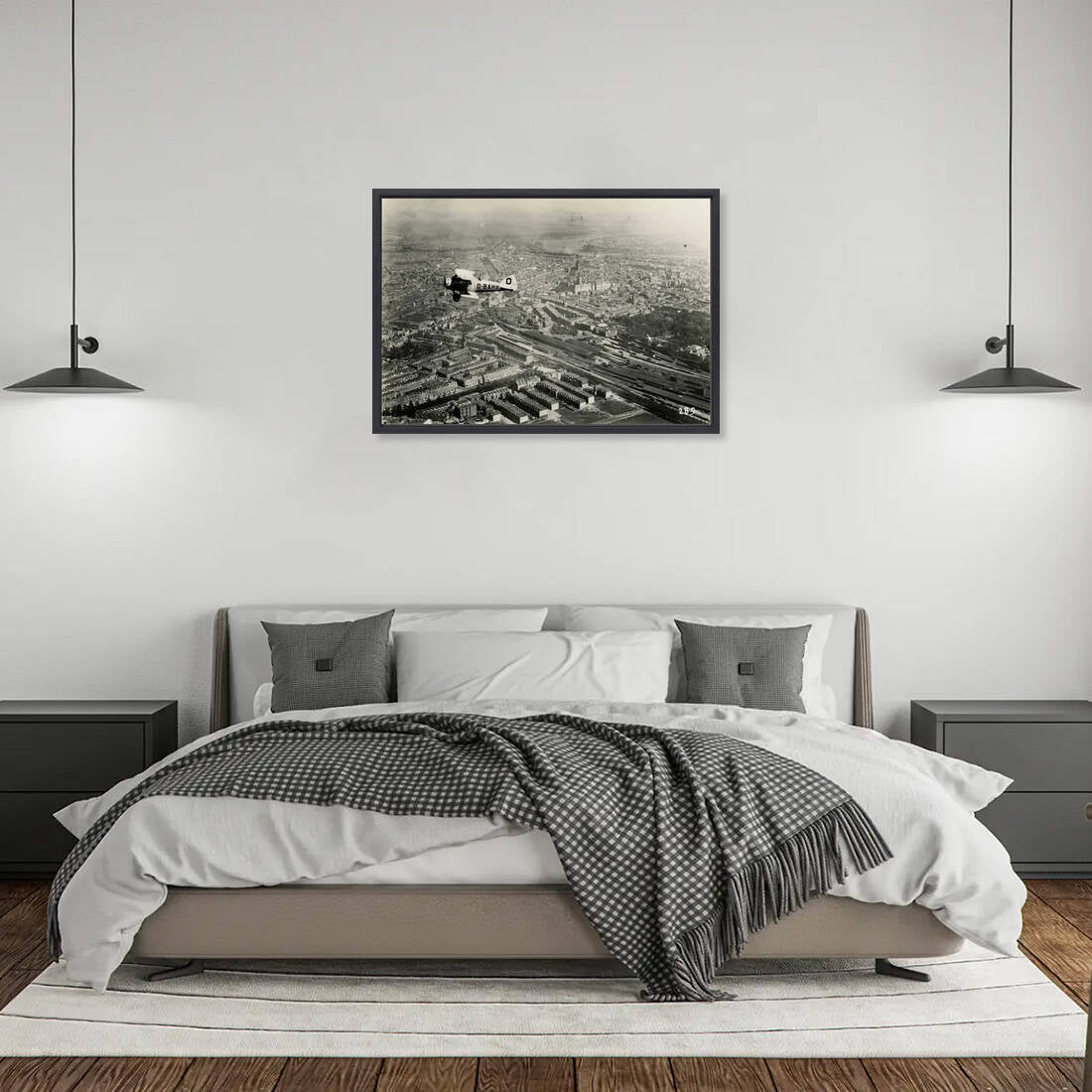 Historische foto van een vliegenier boven het centrum rond 1923 – canvas naturel baklijst in keuken