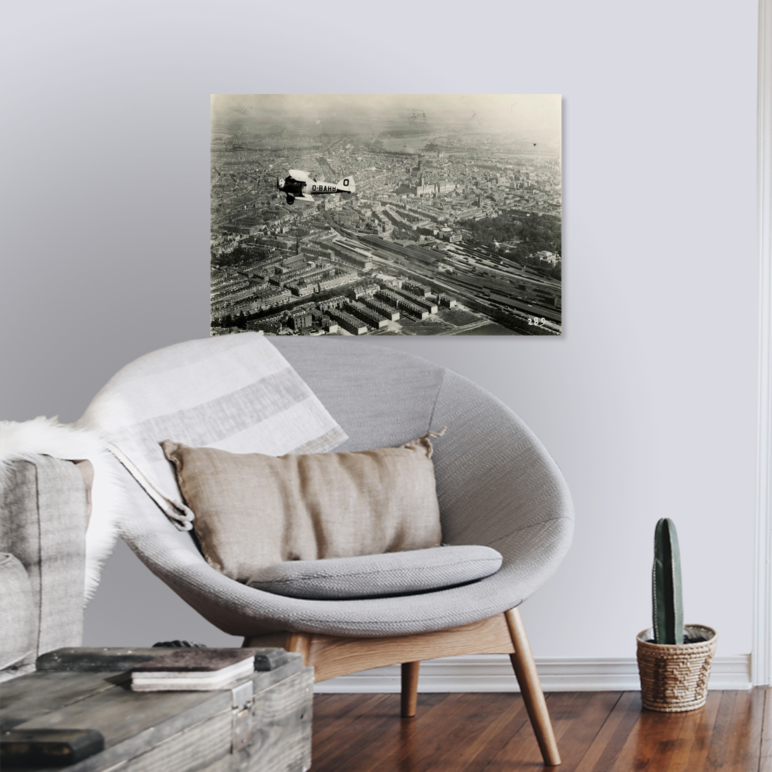 Historische foto van een vliegenier boven het centrum rond 1923 – donkerbruine wissellijst in woonkamer