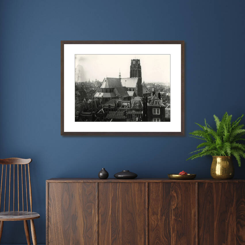 Historische foto van de Laurenskerk rond 1925 – donkerbruine wissellijst in woonkamer