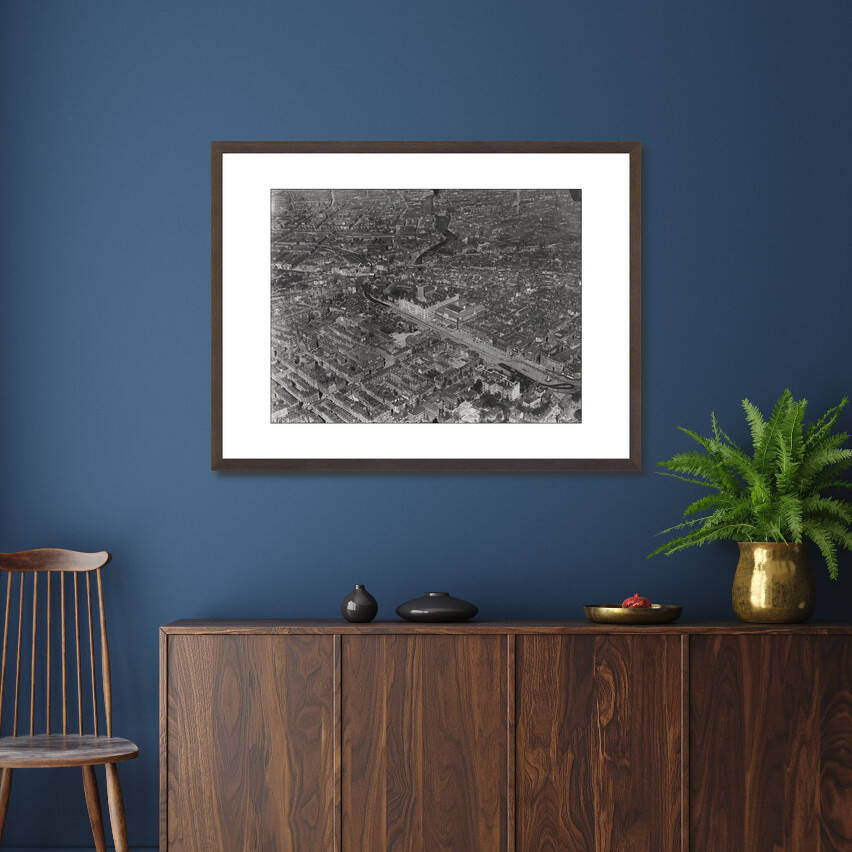 Historische luchtfoto van de binnenstad rond 1922 – donkerbruine wissellijst in woonkamer