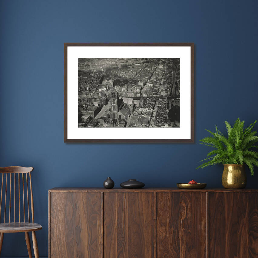 Historische foto van de Laurenskerk en de Botersloot rond 1922 – donkerbruine wissellijst in woonkamer