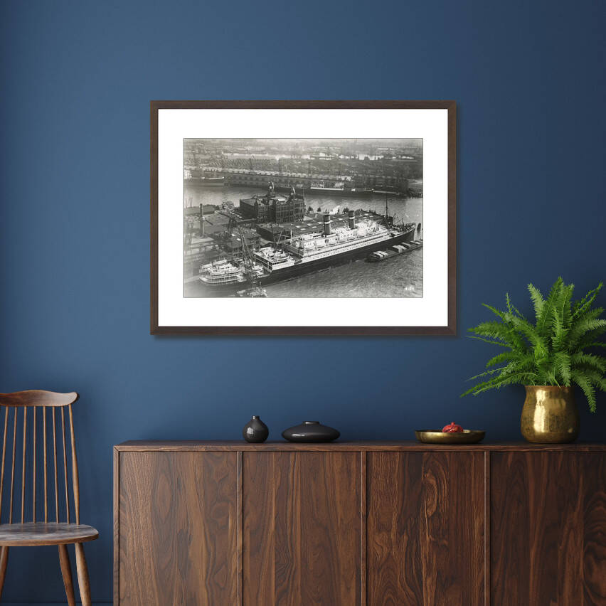 Historische foto van de Holland-Amerika Lijn rond 1926 – donkerbruine wissellijst in woonkamer