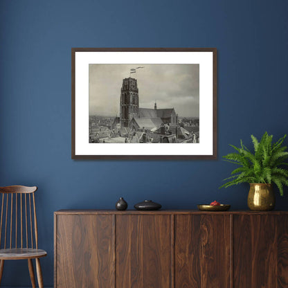 Historische foto van de wapperende Laurenskerk rond 1907 – donkerbruine wissellijst in woonkamer