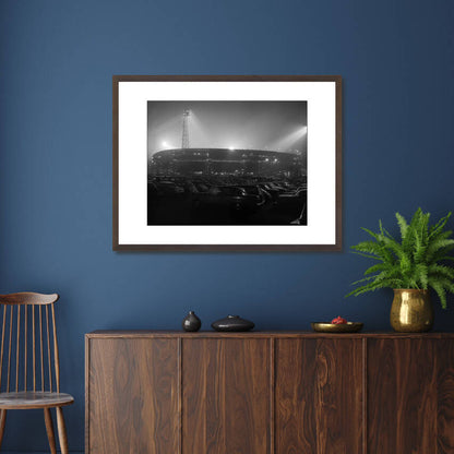 Historische foto van De Kuip bij nacht rond 1963 – donkerbruine wissellijst in woonkamer