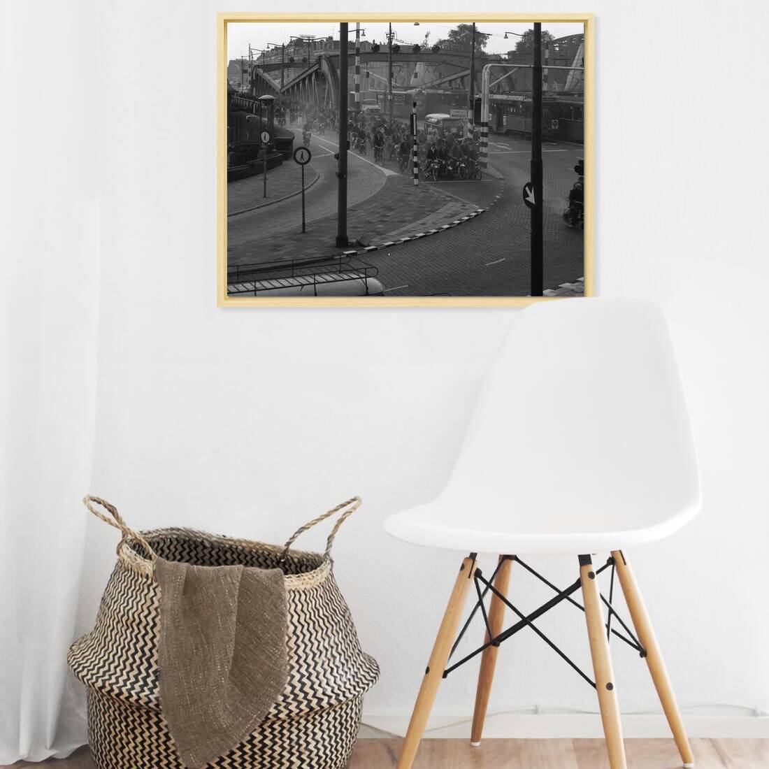 Historische foto van brommers op de Koninginnebrug rond 1964 – canvas naturel baklijst in keuken