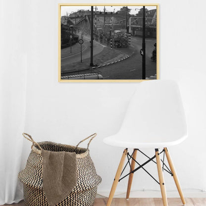 Historische foto van brommers op de Koninginnebrug rond 1964 – canvas naturel baklijst in keuken