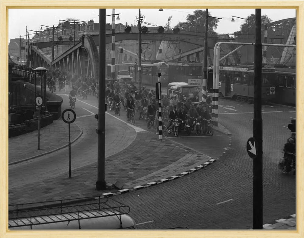 Brommers op de Koninginnebrug - 1964