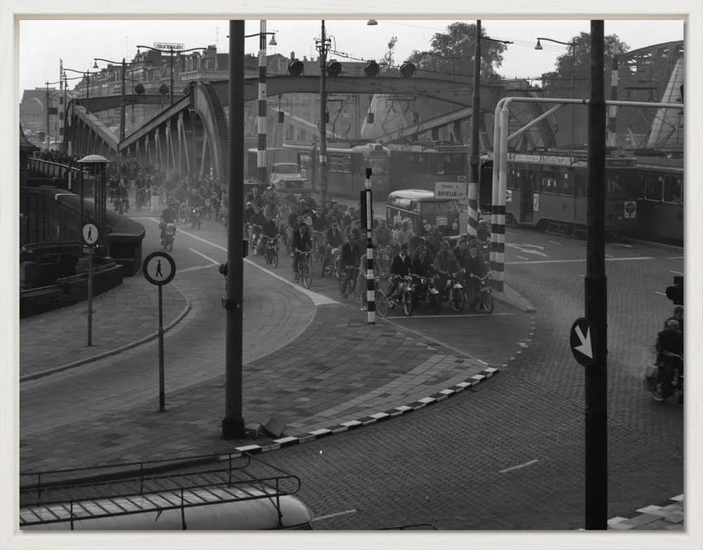 Brommers op de Koninginnebrug - 1964