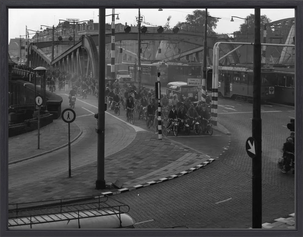 Brommers op de Koninginnebrug - 1964