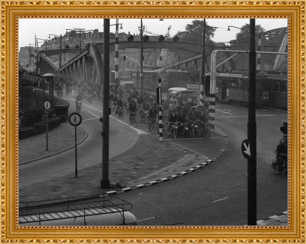 Brommers op de Koninginnebrug - 1964