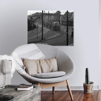 Historische foto van brommers op de Koninginnebrug rond 1964 – canvas zonder lijst in leeshoek