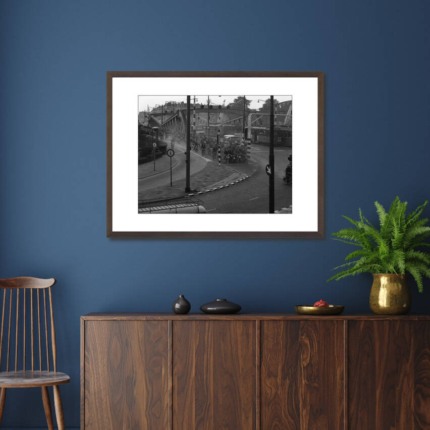 Historische foto van brommers op de Koninginnebrug rond 1964 – donkerbruine wissellijst in woonkamer