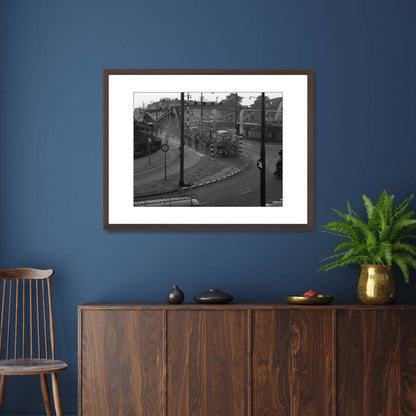 Historische foto van brommers op de Koninginnebrug rond 1964 – donkerbruine wissellijst in woonkamer