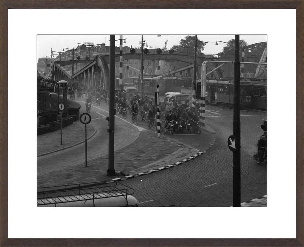 Brommers op de Koninginnebrug - 1964