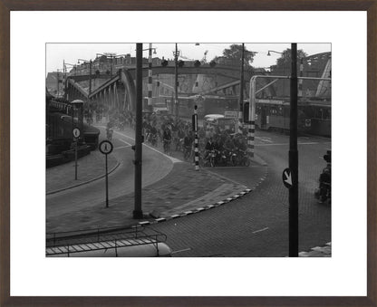 Brommers op de Koninginnebrug - 1964
