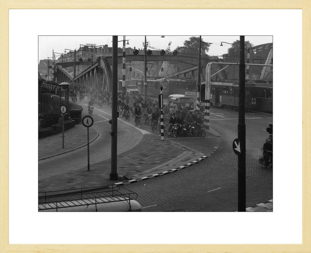 Brommers op de Koninginnebrug - 1964