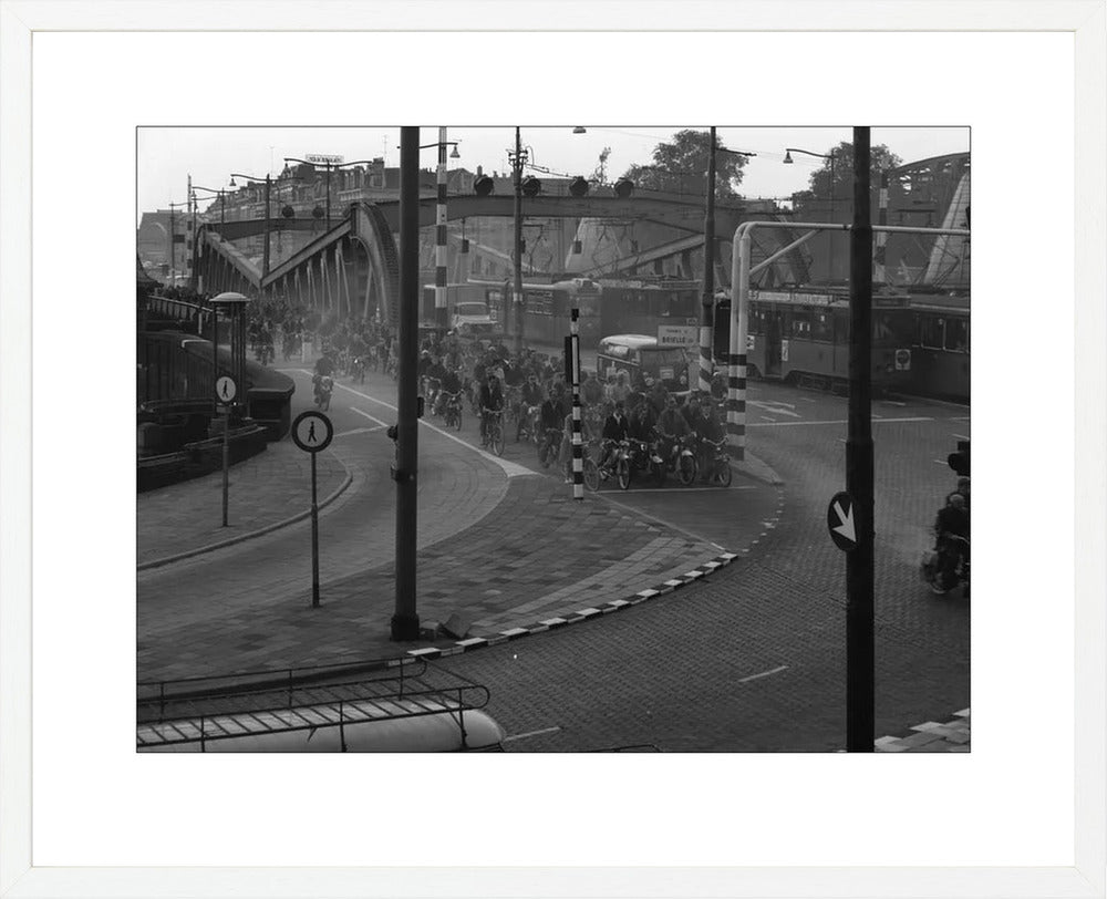 Brommers op de Koninginnebrug - 1964