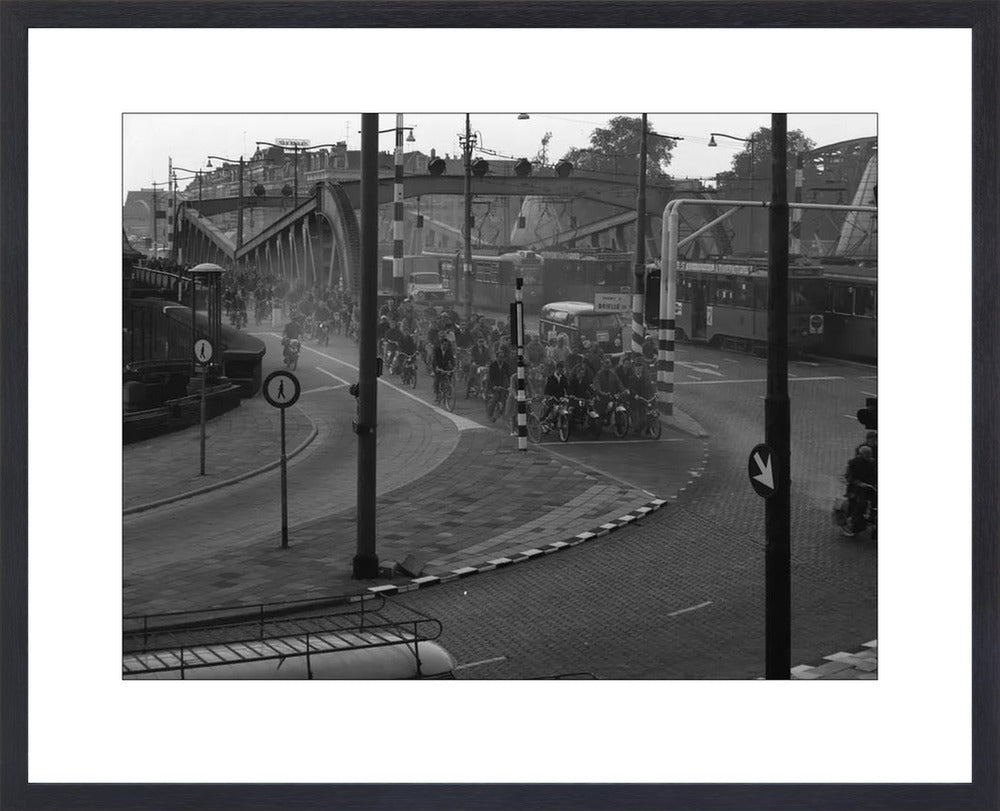 Brommers op de Koninginnebrug - 1964