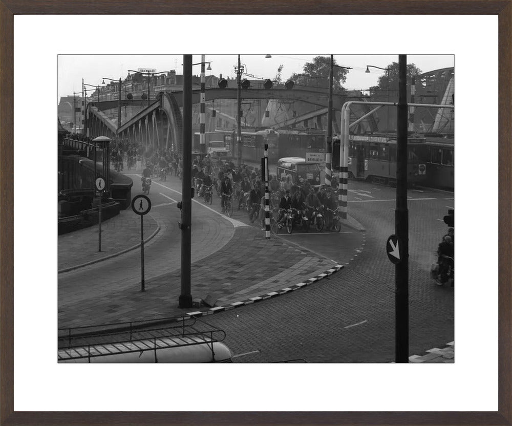 Brommers op de Koninginnebrug - 1964