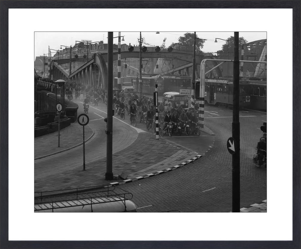 Brommers op de Koninginnebrug - 1964