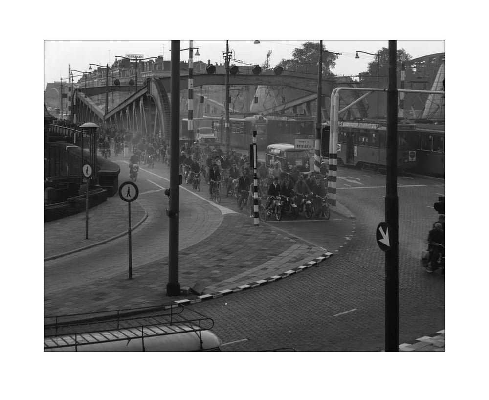 Brommers op de Koninginnebrug - 1964