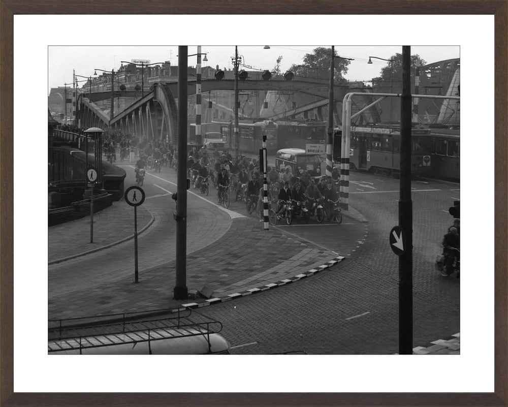 Brommers op de Koninginnebrug - 1964