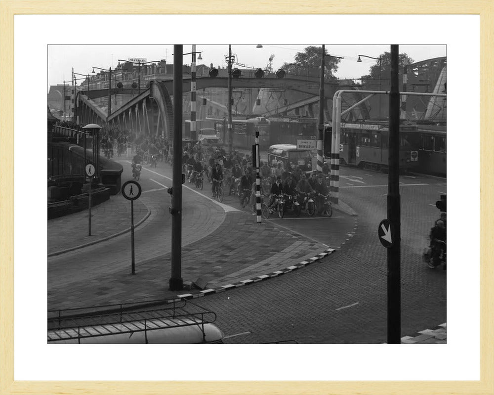 Brommers op de Koninginnebrug - 1964