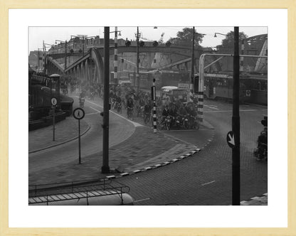 Brommers op de Koninginnebrug - 1964