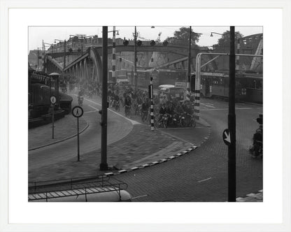 Brommers op de Koninginnebrug - 1964