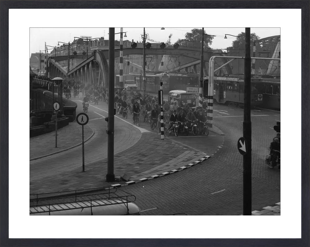Brommers op de Koninginnebrug - 1964