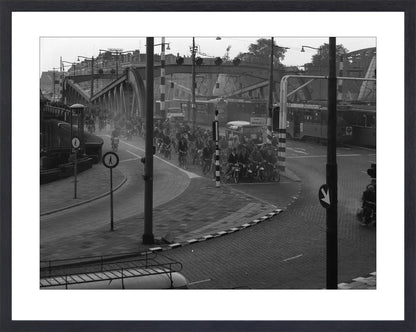 Brommers op de Koninginnebrug - 1964