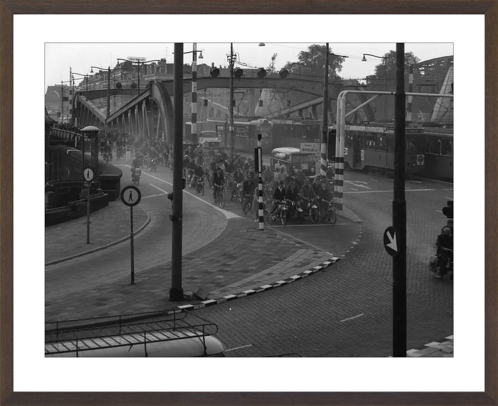 Brommers op de Koninginnebrug - 1964